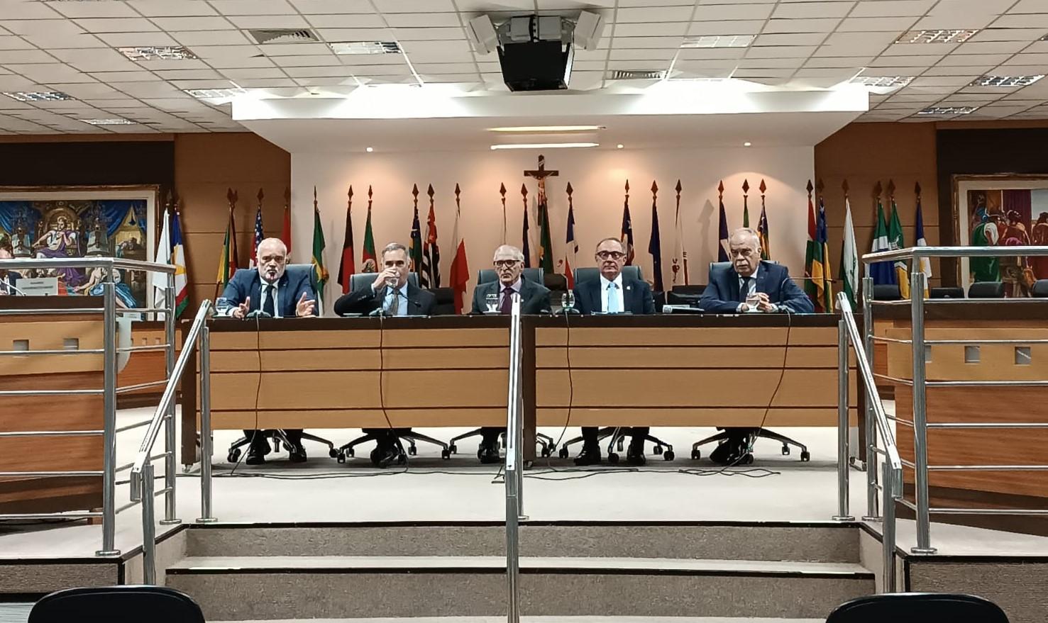 No Espírito Santo, ouvidor do TJMMG participa de mesa sobre tribunais militares e as forças de segurança